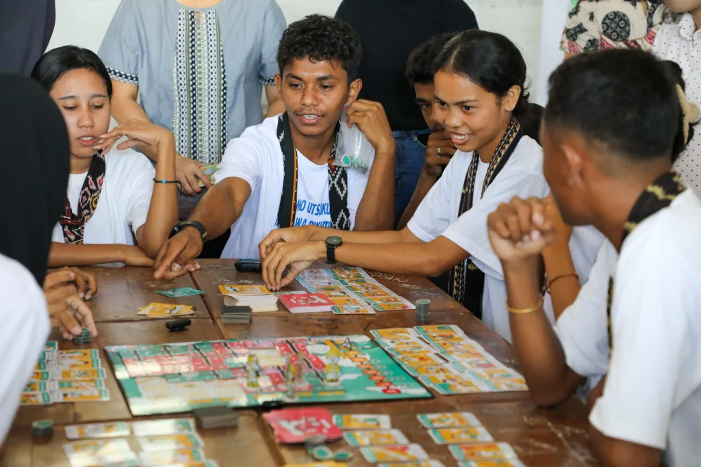 Students playing GENERAKSI board game.